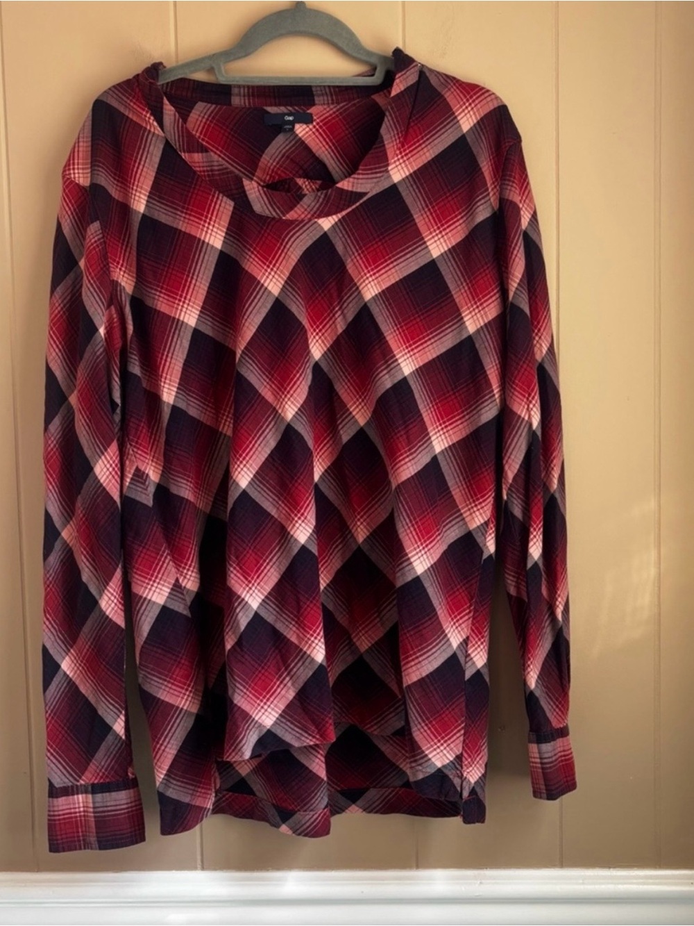 Gap Women’s Plaid Long Sleeve Top Size L Red/ Burgundy/Lightweight Blouse.